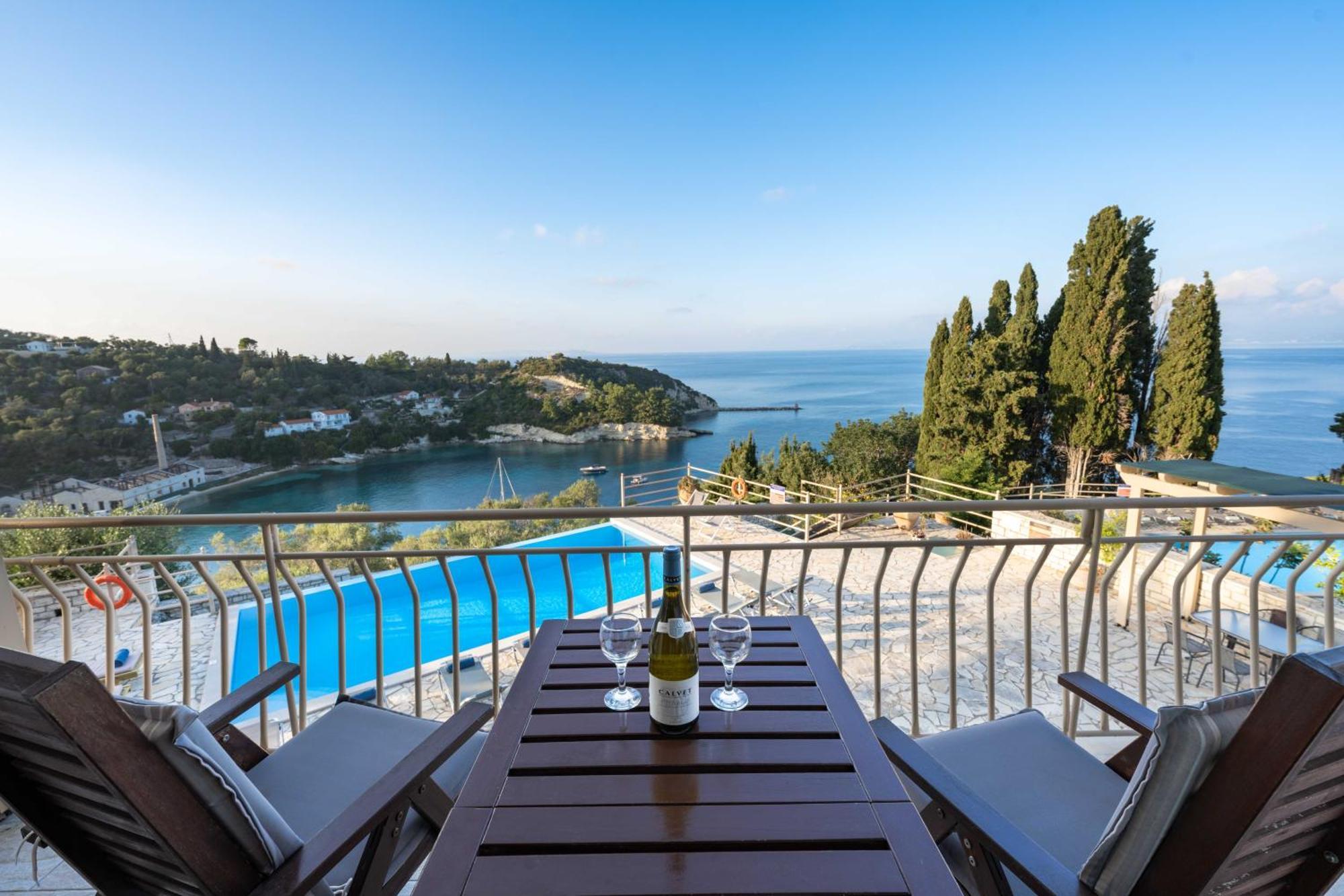 Pangolas Apartments Paxos Longós Екстериор снимка